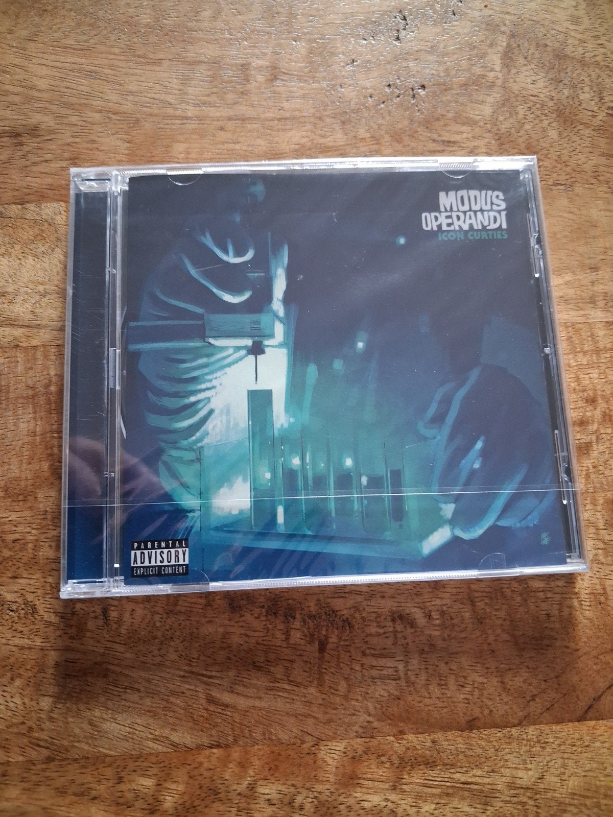Modus Operandi - Icon Curties, Ophalen of Verzenden, Nieuw in verpakking, Album, Inclusief doosje