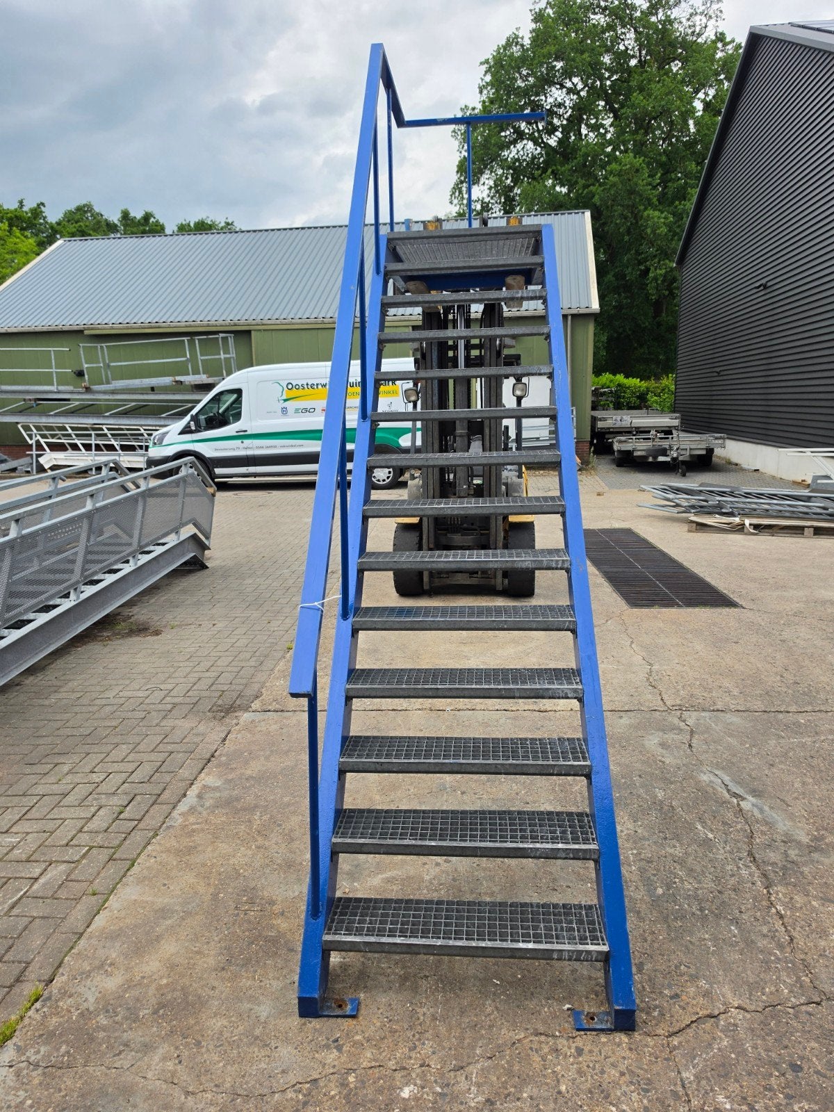 Stalen trap met bordes blauw. Hoog 2,57 mtr. Nor084, Doe-het-zelf en Verbouw, Ladders en Trappen, Ophalen, 2 tot 4 meter