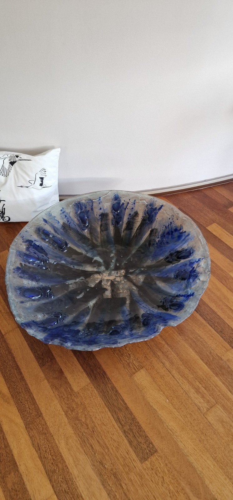 Grote decoratieve schaal van glas met blauwe accenten, Ophalen