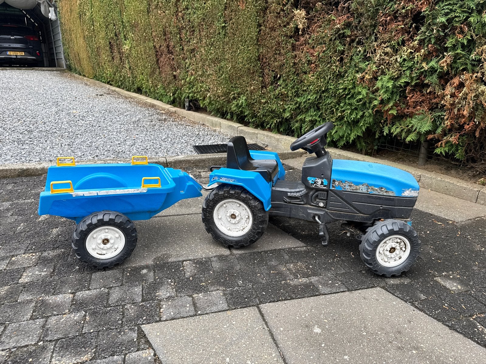 Blauwe kindertractor met aanhanger, Kinderen en Baby's, Speelgoed | Buiten | Voertuigen en Loopfietsen, Ophalen, Gebruikt, Trapvoertuig