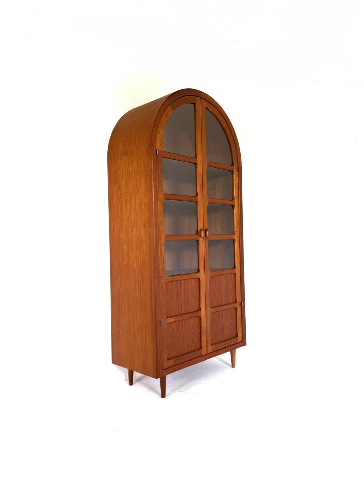 Vintage Deense teakhouten boogvitrine, Dyrlund ‘80, Dyrlund, Met deur(en), Vintage retro buisframe design rotan webbing papercord deens