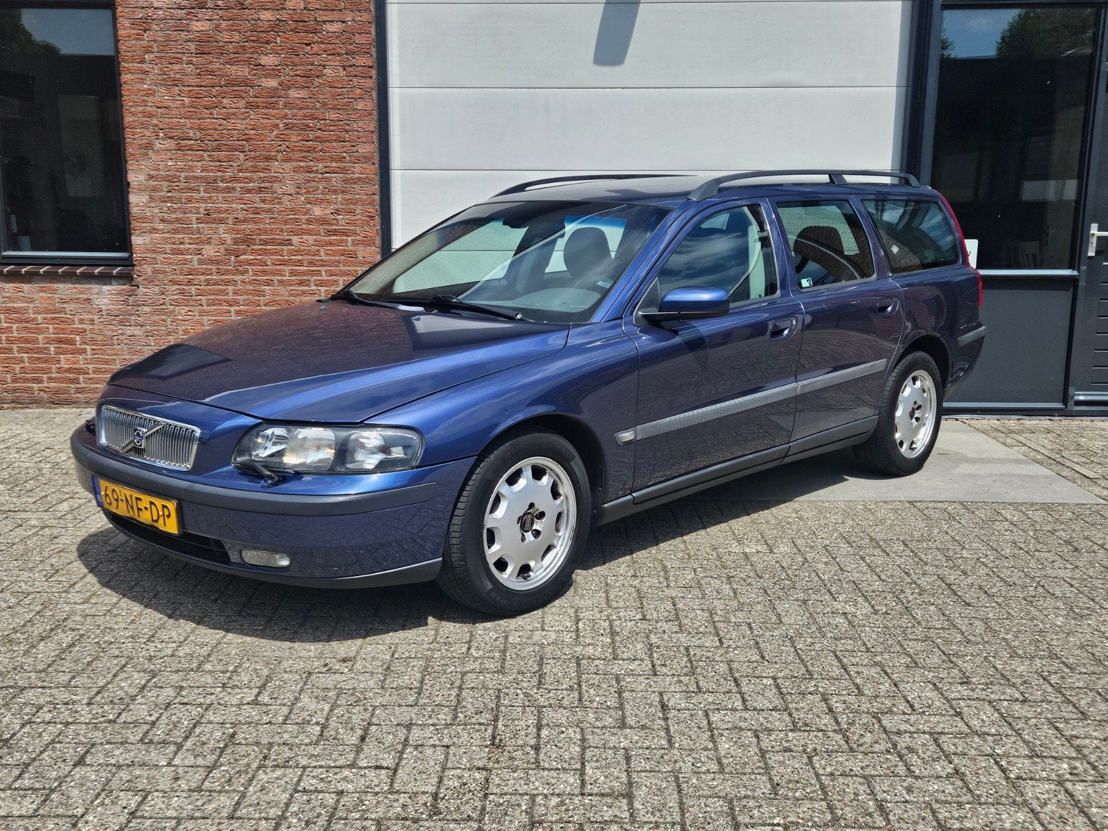 Volvo V70 2.4 140PK AUT DEALER ONDERHOUDEN NIEUWE APK, Auto's, 1556 kg, 1800 kg, Blauw, Leder en Stof