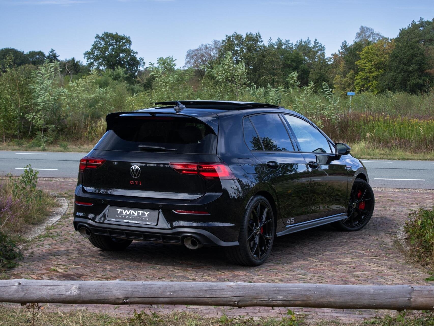 Volkswagen Golf GTI Clubsport 45 Jahre |Akra|Pano|H&K|IQ, Zwart, 4 cilinders, 1984 cc, Alcantara