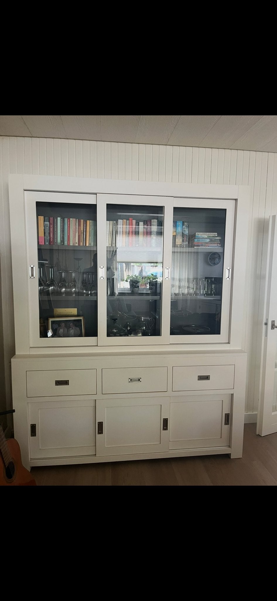 Witte buffetkast met glazen schuifdeuren, Ophalen, Gebruikt, Met lade(s), 150 tot 200 cm