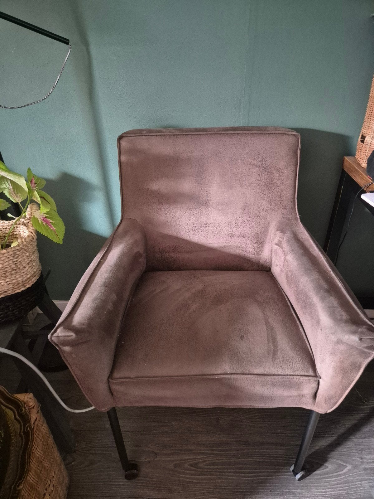Gratis ophalen vier eetkamerstoelen, met wielen, bruin suede, Huis en Inrichting, Stoelen, Ophalen, Gebruikt, Bruin, Vier