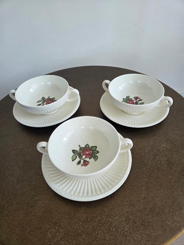 Wedgwood Moss Rose 3 soepkommen met bordje, Ophalen of Verzenden, Zo goed als nieuw, Kom(men), Wedgwood