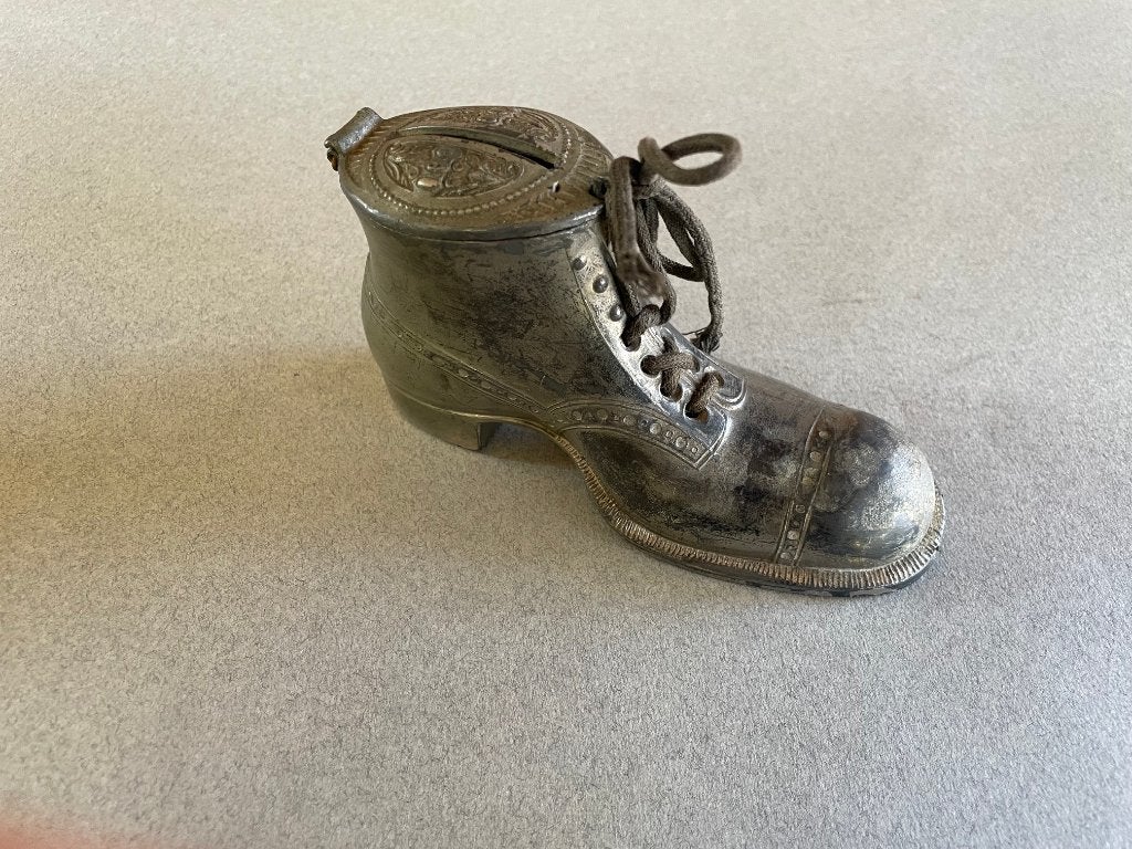 Antieke metalen spaarpot in de vorm van een schoen, Ophalen of Verzenden