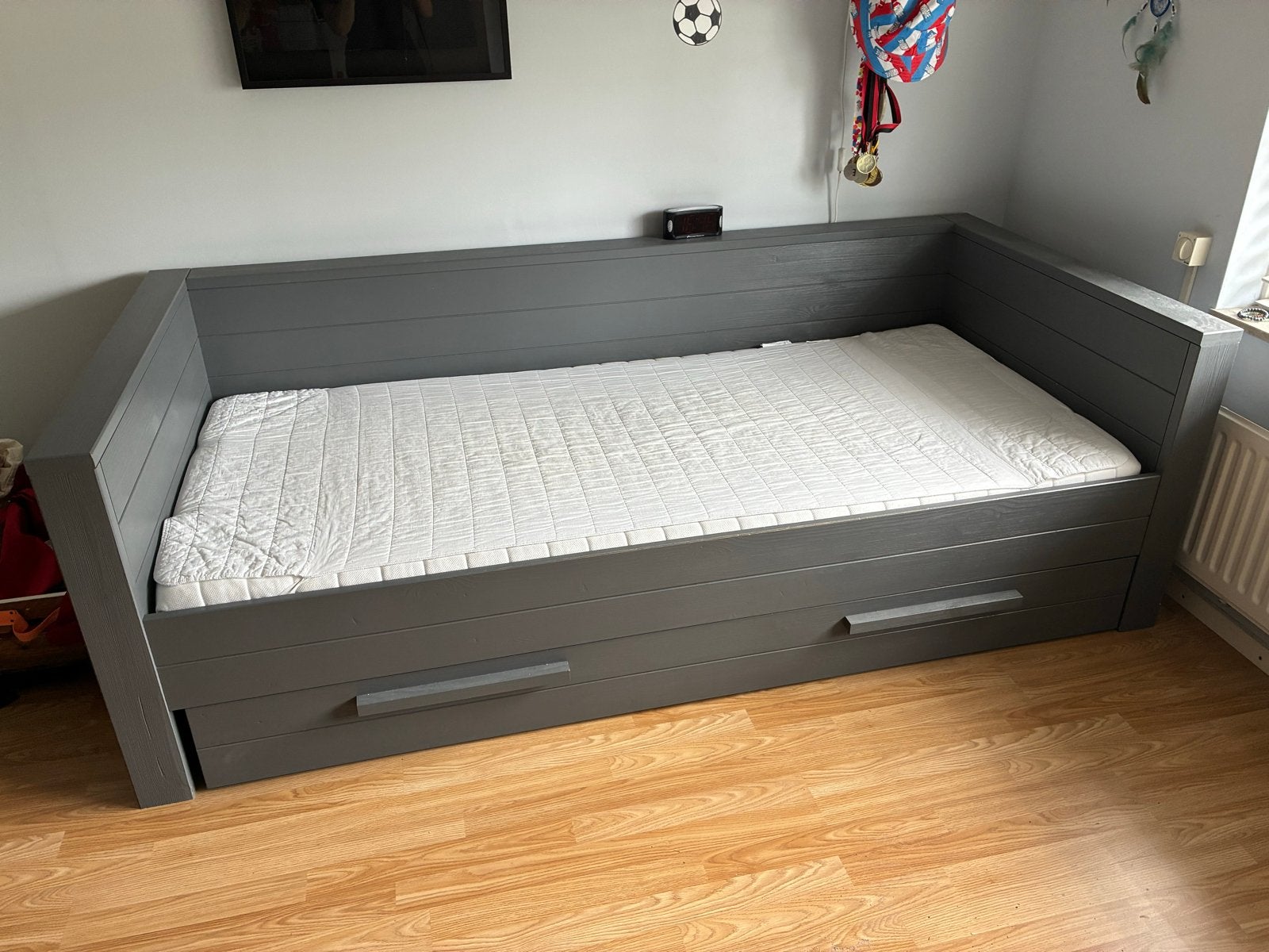 Woood bed Dennis met bedlade en lattenbodem - Donkergrijs, Huis en Inrichting, Slaapkamer | Bedden, Ophalen, Gebruikt, 90 cm, Eenpersoons