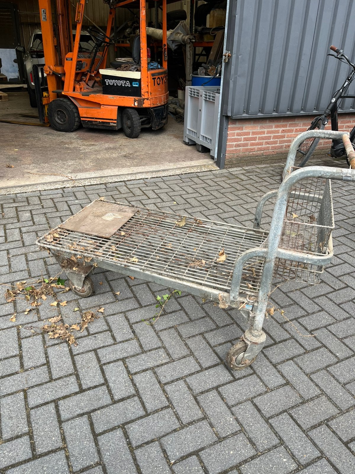 Kar , verchroomd met 2 vaste en 2 zwenkwielen, Ophalen, Gebruikt