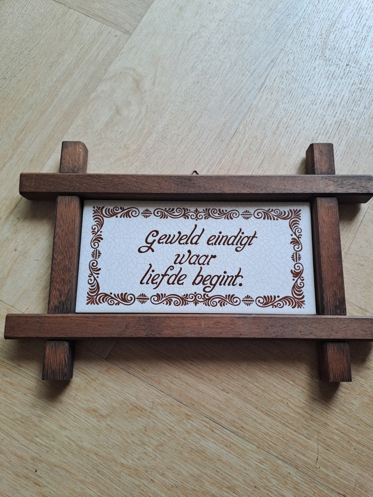 Tegeltje in houten lijst, Ophalen of Verzenden