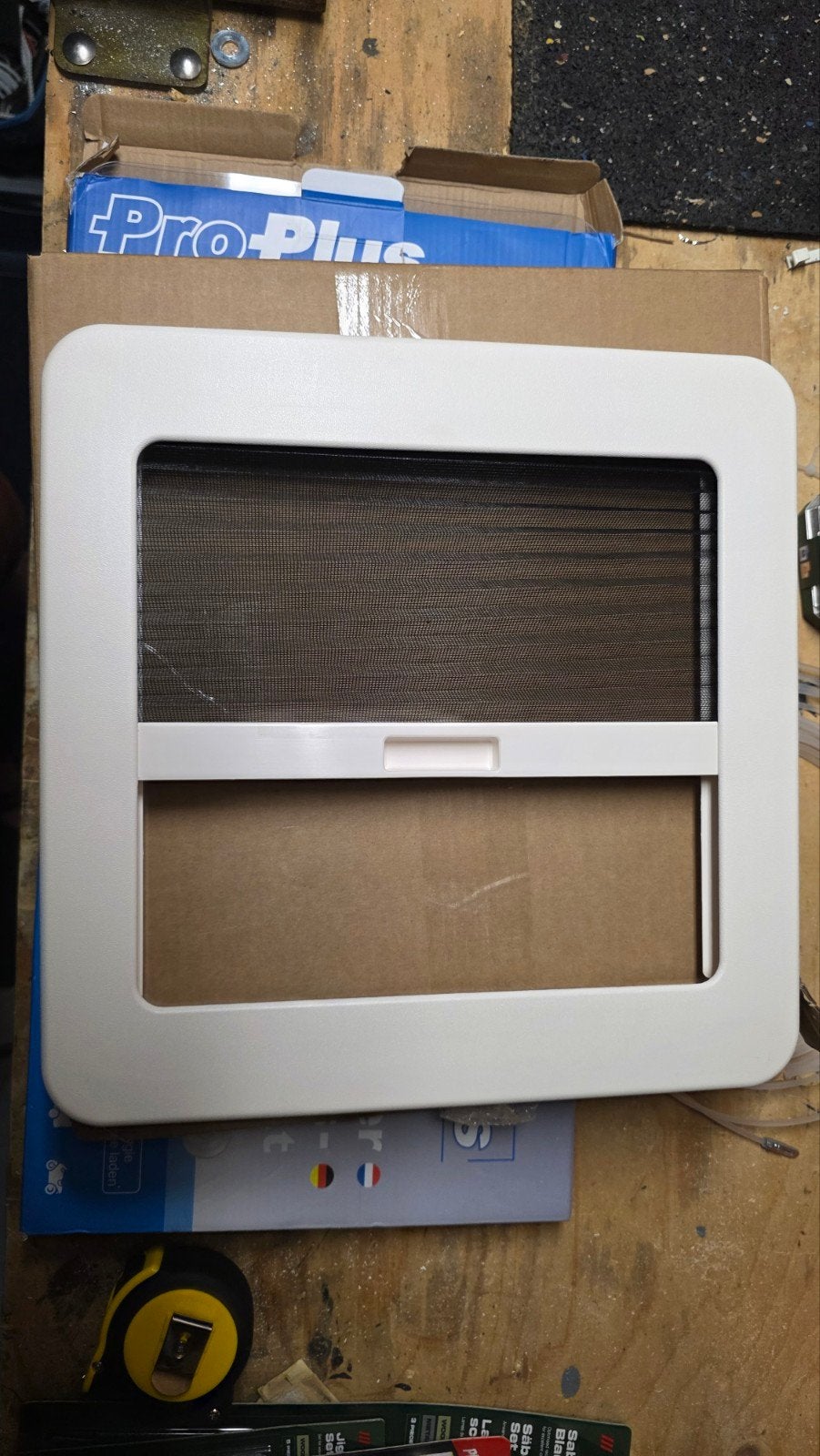 Dometic Micro Heki dakluik onderkader met horregaas, Ophalen of Verzenden, Zo goed als nieuw