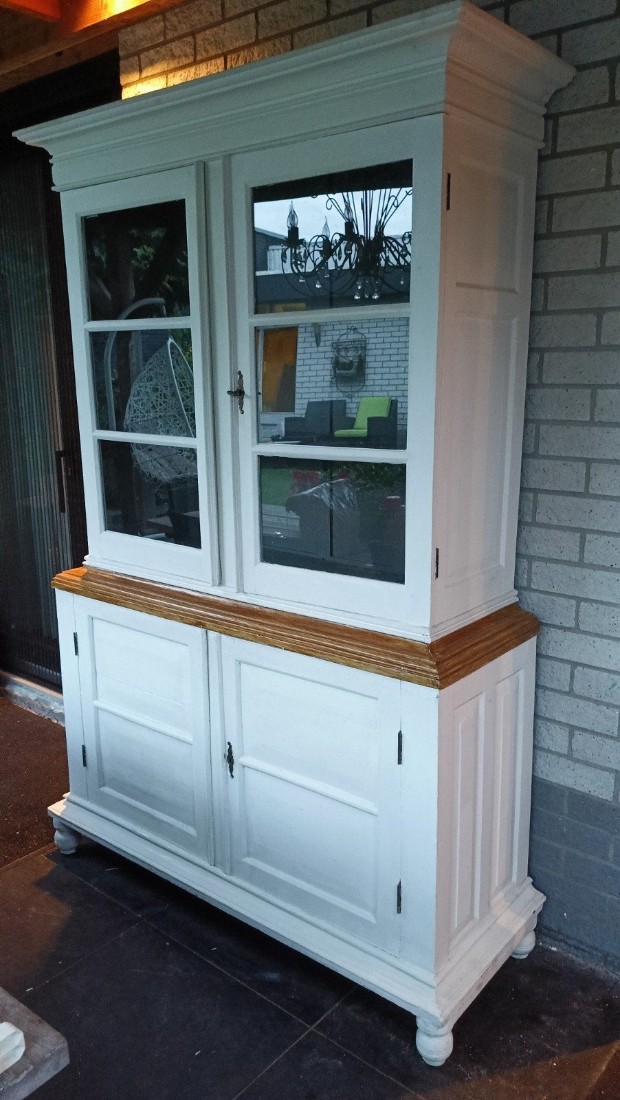Landelijke witte buffetkast met glazen deuren, Huis en Inrichting, Ophalen, 100 tot 150 cm, 200 cm of meer, Landelijk