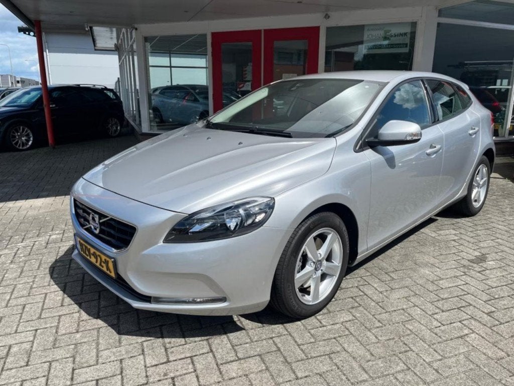 Volvo V40 2.0 T2 122PK Momentum Bluetooth  Nieuwe Distributi, Voorwielaandrijving, Gebruikt, Euro 6, 4 cilinders