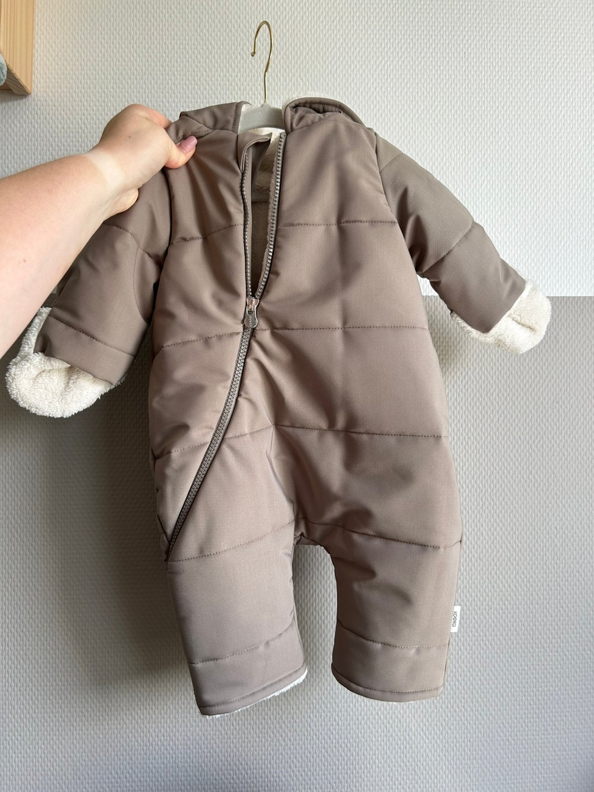 GLOEDNIEUW koeka winterpak maat 62/68 taupe waterafstotend, Ophalen of Verzenden, Nieuw, Jongetje of Meisje, Pakje