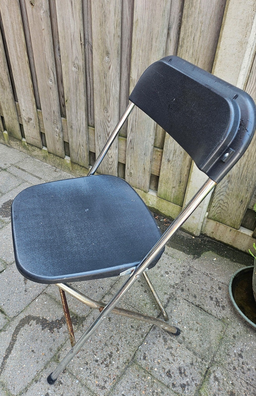 5 klapstoelen met roest op onderstel, Ophalen