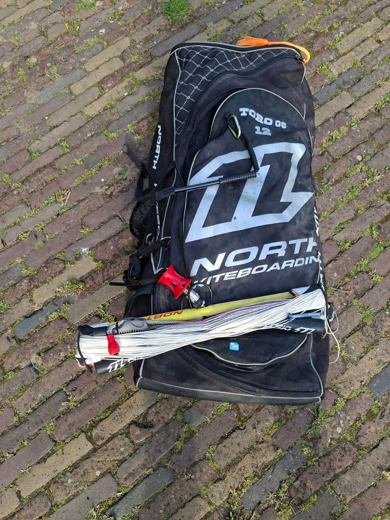 North Toro 08 12m kite met bar en pomp, Watersport en Boten, Kitesurfen, Ophalen, Zo goed als nieuw