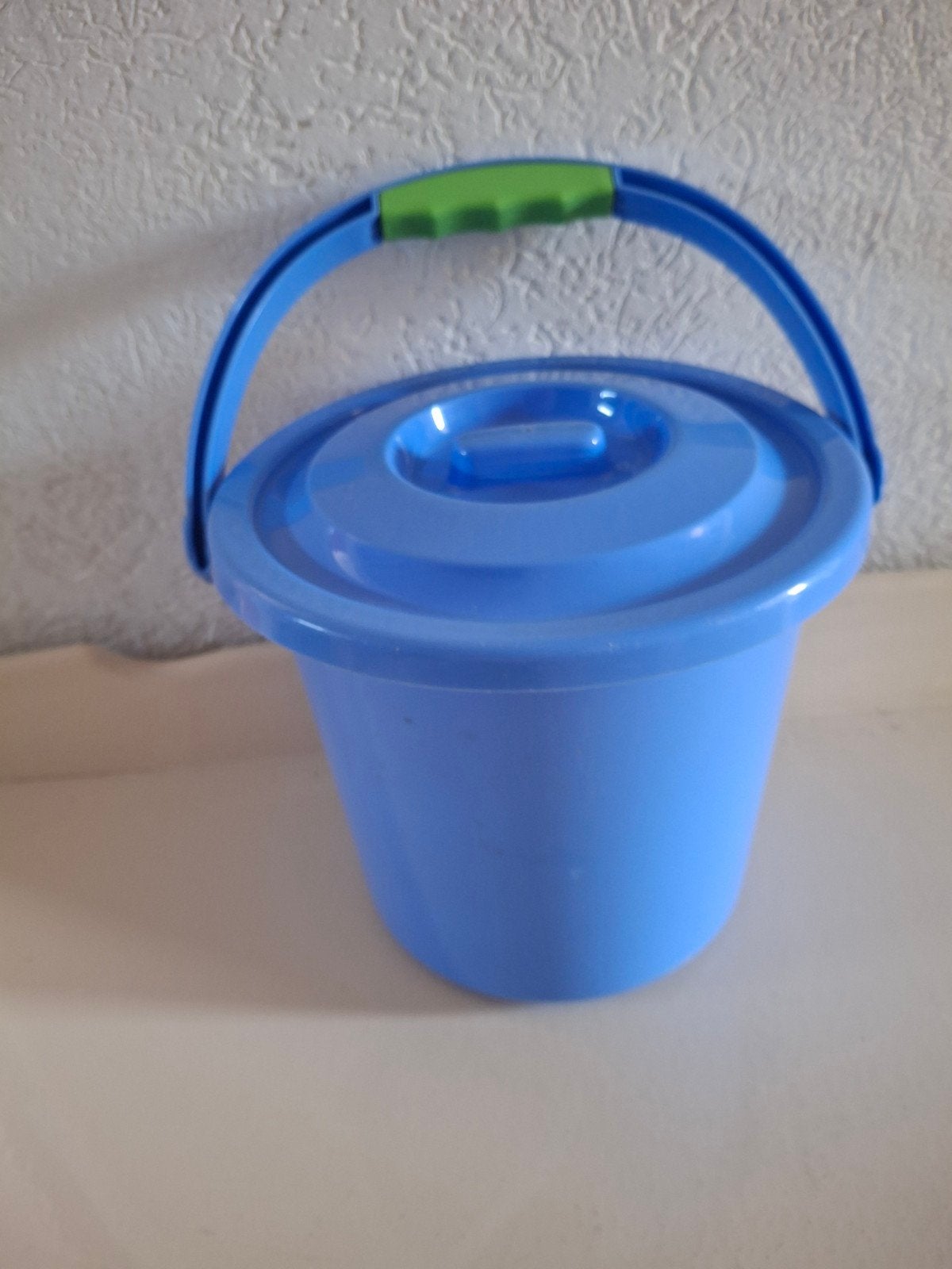 Blauwe toiletemmer met deksel en handgreep, Ophalen, Gebruikt