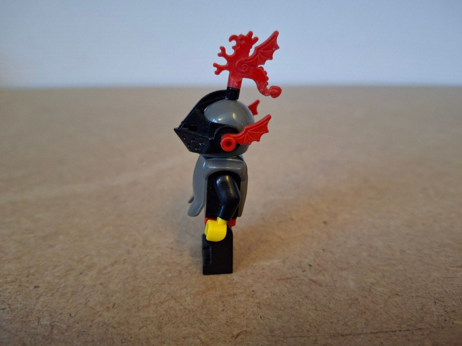 Lego Black Knight met Dragon Plumes. Jaren 90 Castle, Lego, Info@lego.com, 33 Bath Road, Slough, UK, Lego
