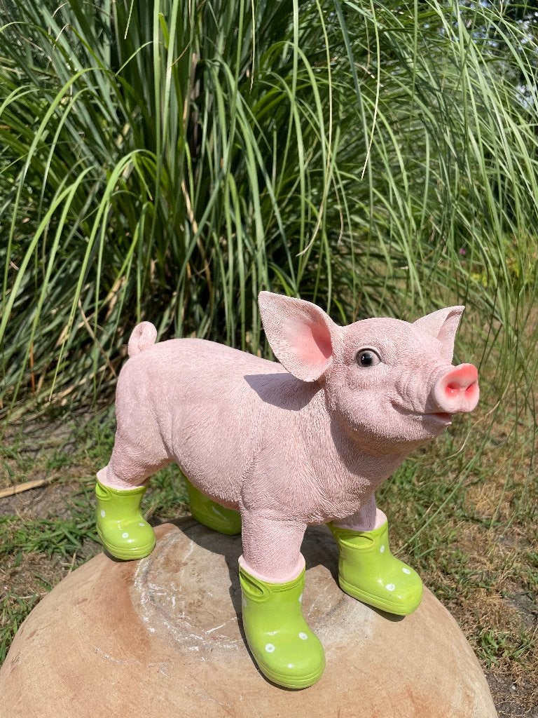 Varken laarsjes staand, Groen, boerderij, tuin, 35cm, Ophalen of Verzenden, Nieuw, Kunststof, Dierenbeeld