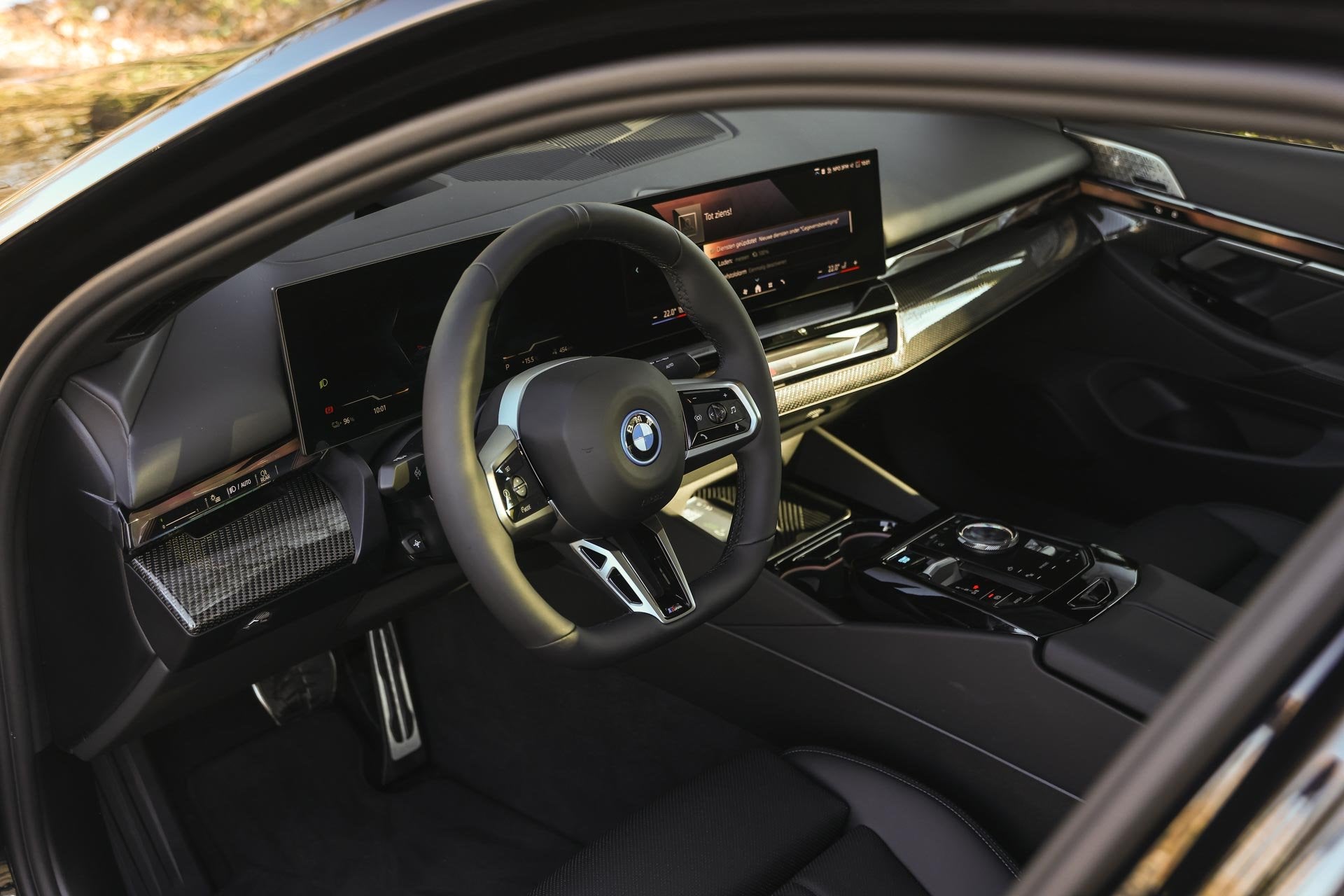 BMW i5 eDrive40 M Sport / Panoramadak / Adaptieve LED / Park, Auto's, BMW, 2095 kg, Achterwielaandrijving, Zwart, Met garantie (alle)