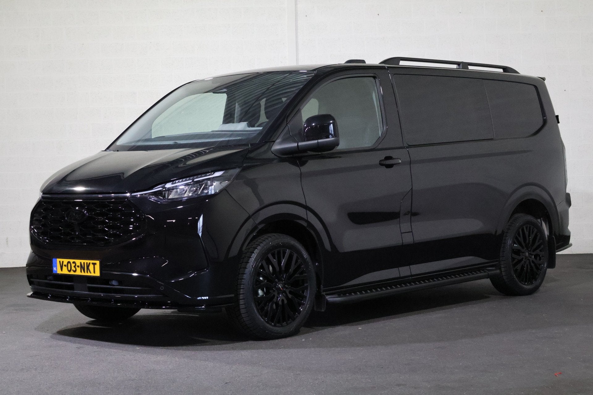 Ford Transit Custom 2.5 PHEV Hybride L1 H1 Limited DC Black, Auto's, Bestelauto's, LED verlichting, Stof, Gebruikt, 4 cilinders