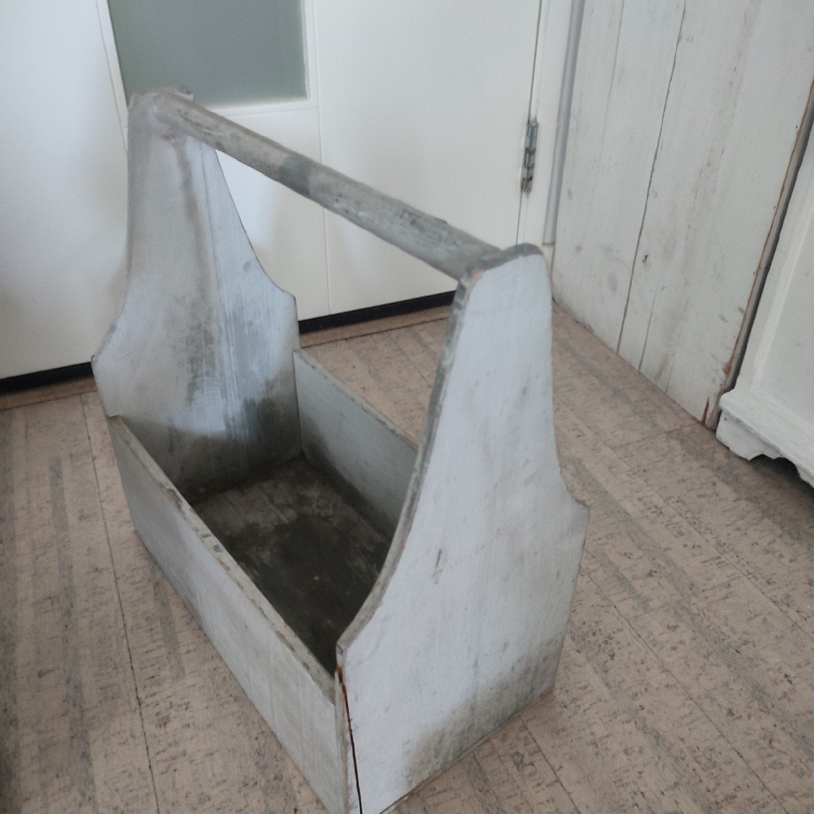 Vintage houten lectuurbak met handvat - greywash 40x20x42 cm, Met handvat, Gebruikt, Lectuurbak, Hout