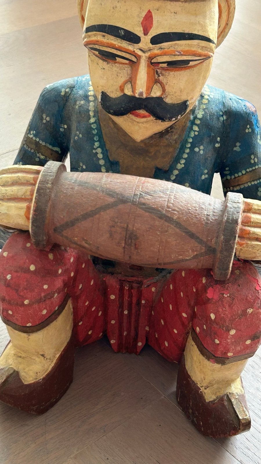 Handgesneden houten beeld van muzikant met trommel, Antiek en Kunst, Ophalen of Verzenden, 20 - 50 cm, Beeld, Hout