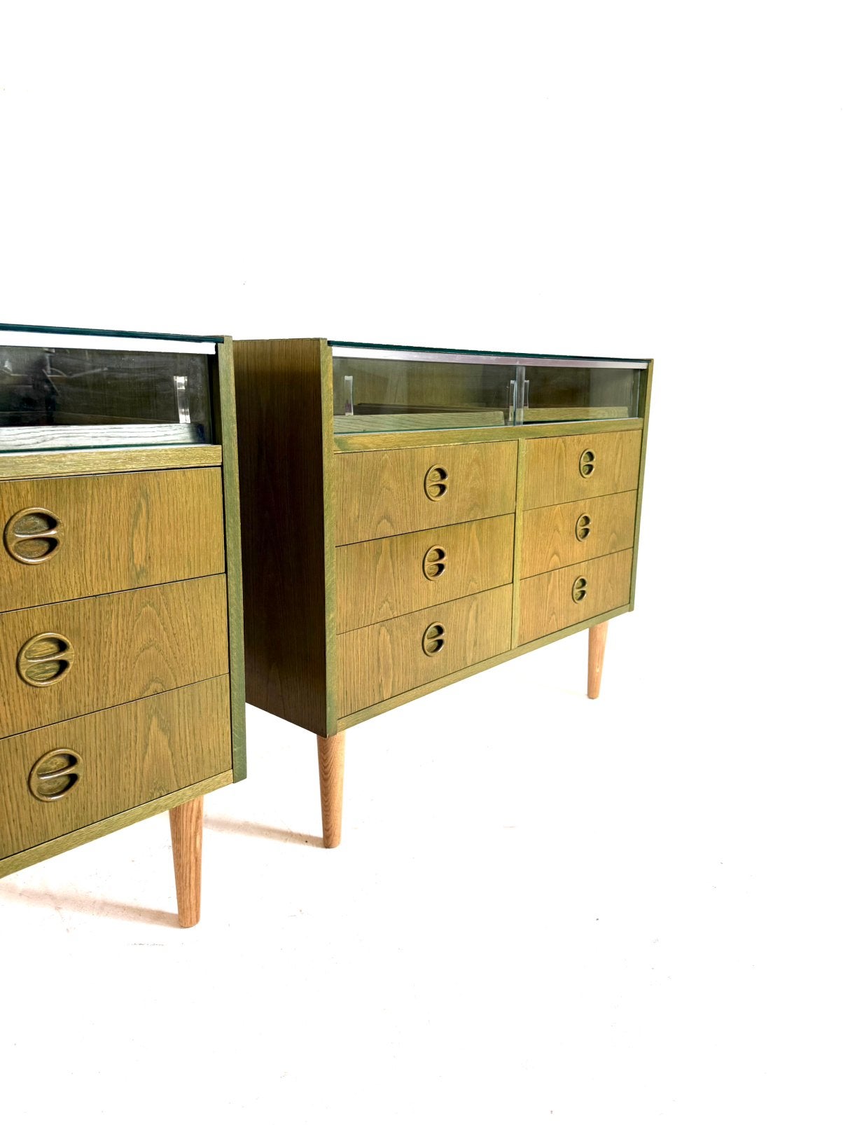 Set van 2 vintage Deense vitrinekasten ‘60 (stuksprijs), Huis en Inrichting, Eikenhout, Vintage retro buisframe design rotan webbing papercord deens