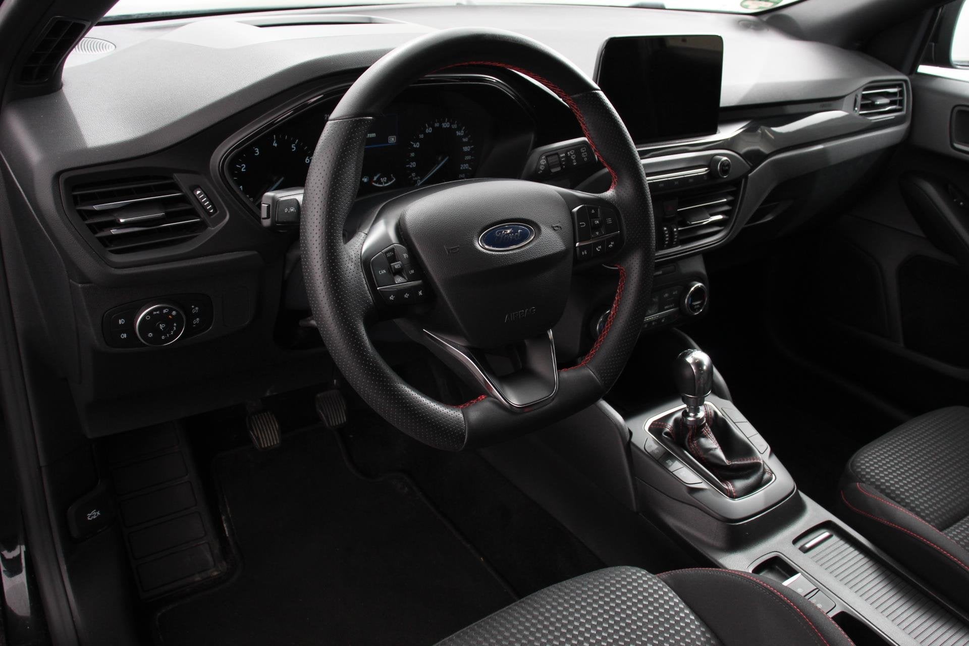 Ford Focus Wagon 1.0 EcoBoost ST Line 125 Pk Navigatie Adapt, Gebruikt, Euro 6, Zwart, Geïmporteerd