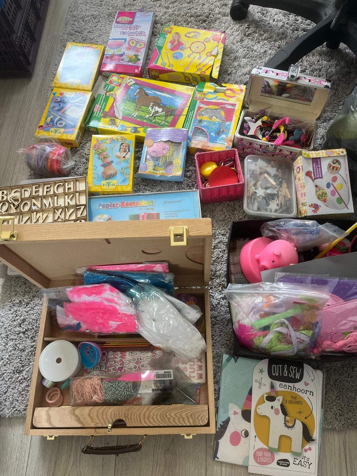 Groot pakket knutselspullen en borduurgaren - Nieuw, Ophalen, Textiel, Nieuw, Meerkleurig