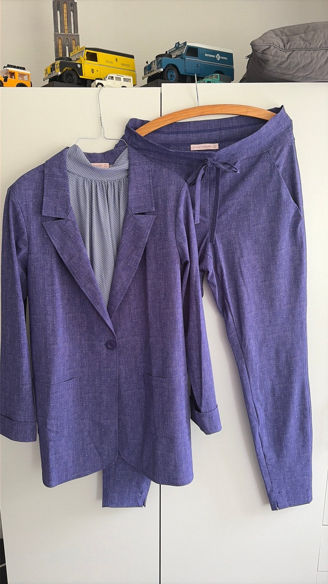 Studio Anneloes paars broekpak met bijpassende blouse, Kostuum of Pak, Verzenden, Paars, Maat 42/44 (L)