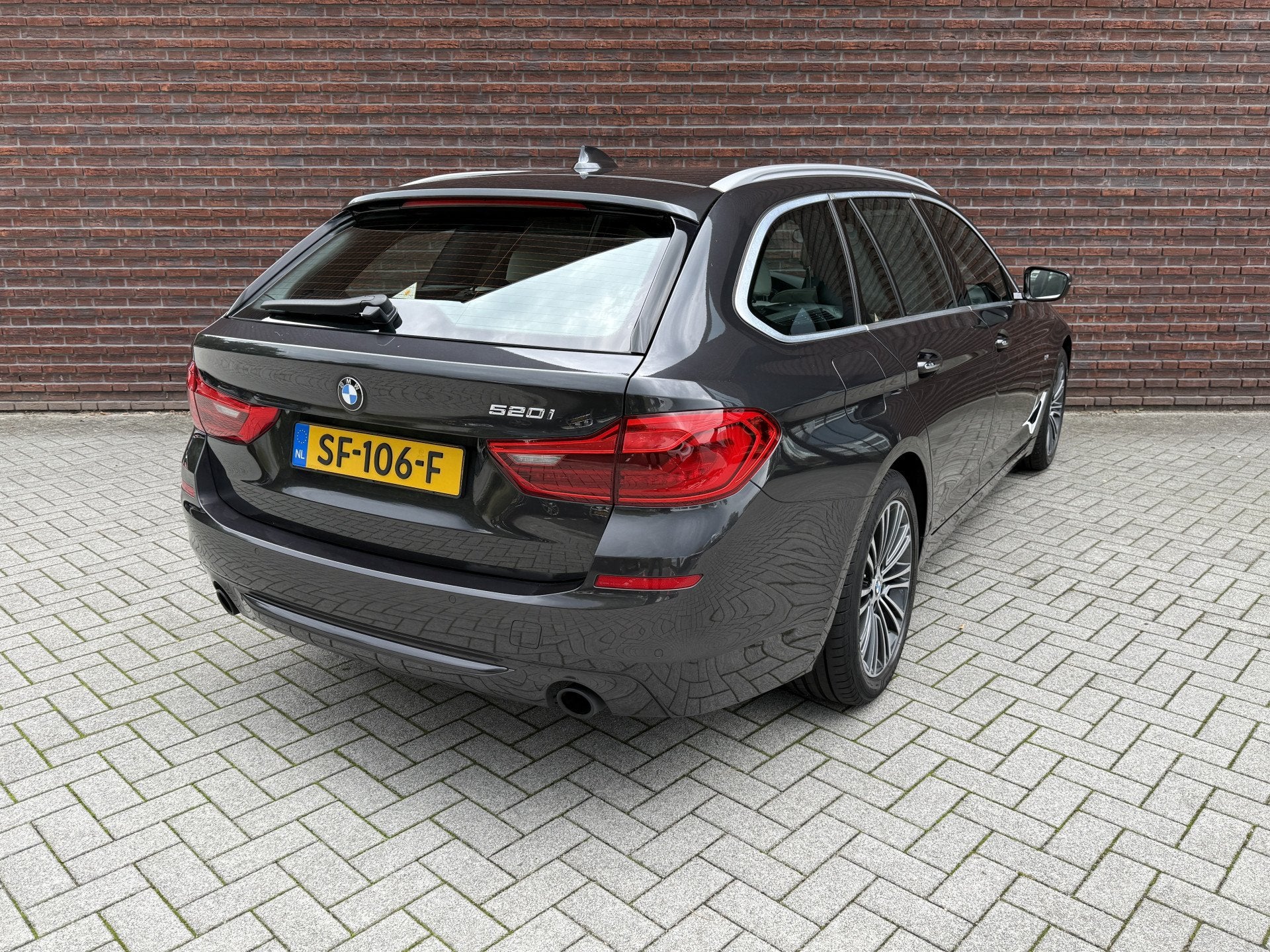 Foto 2 van BMW 5 Serie Touring 520i High Executive Sport Line