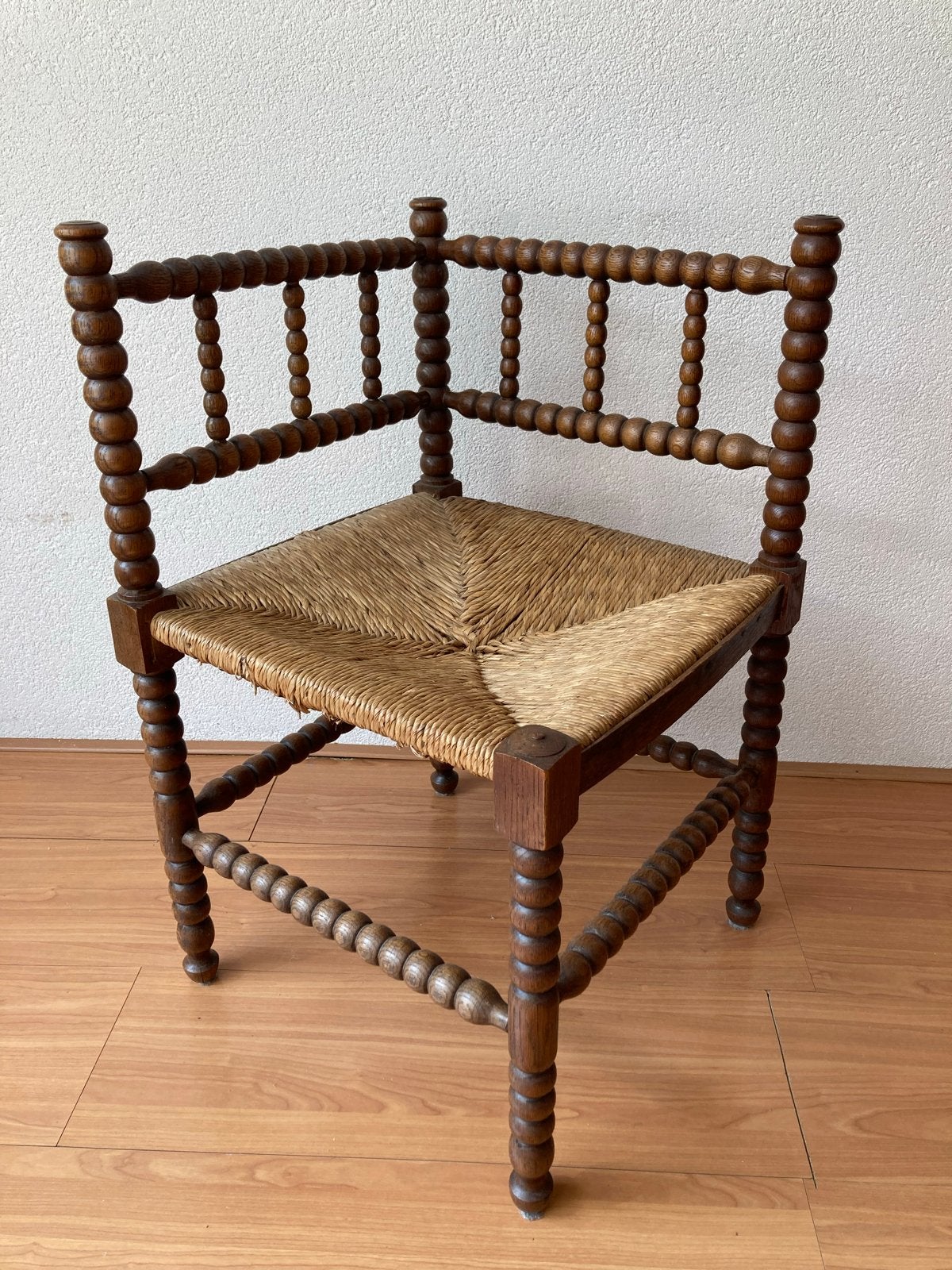 Antieke Bobbin hoekstoel met biezen zitting, Ophalen