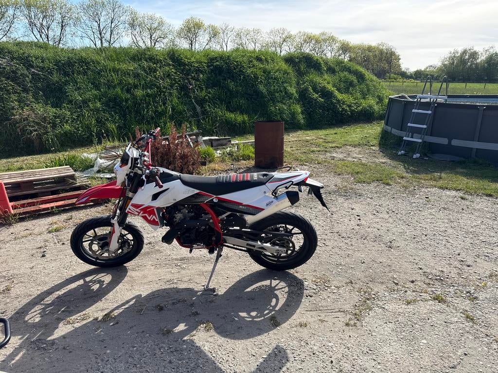 SWM SM 125 R Supermoto - Perfect voor A1 rijbewijs!, Motoren, LED Verlichting, SWM, 125 cc, 11 kW of minder
