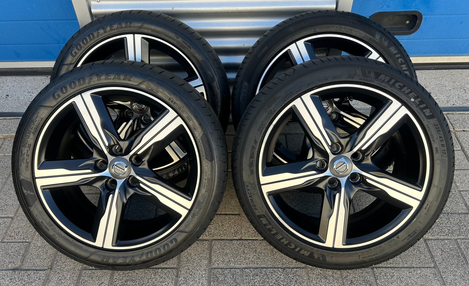 Set 17 inch Volvo velgen 225-45-17 zomerbanden S40,V40,V50, Gebruikt, Banden en Velgen, 17 inch, Ophalen of Verzenden