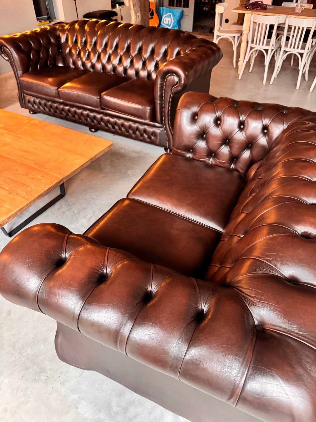2 prachtige bruin leren Chesterfield banken 2/3 en 3/4 zits, Huis en Inrichting, Banken | Bankstellen, Ophalen, Gebruikt, Chesterfield