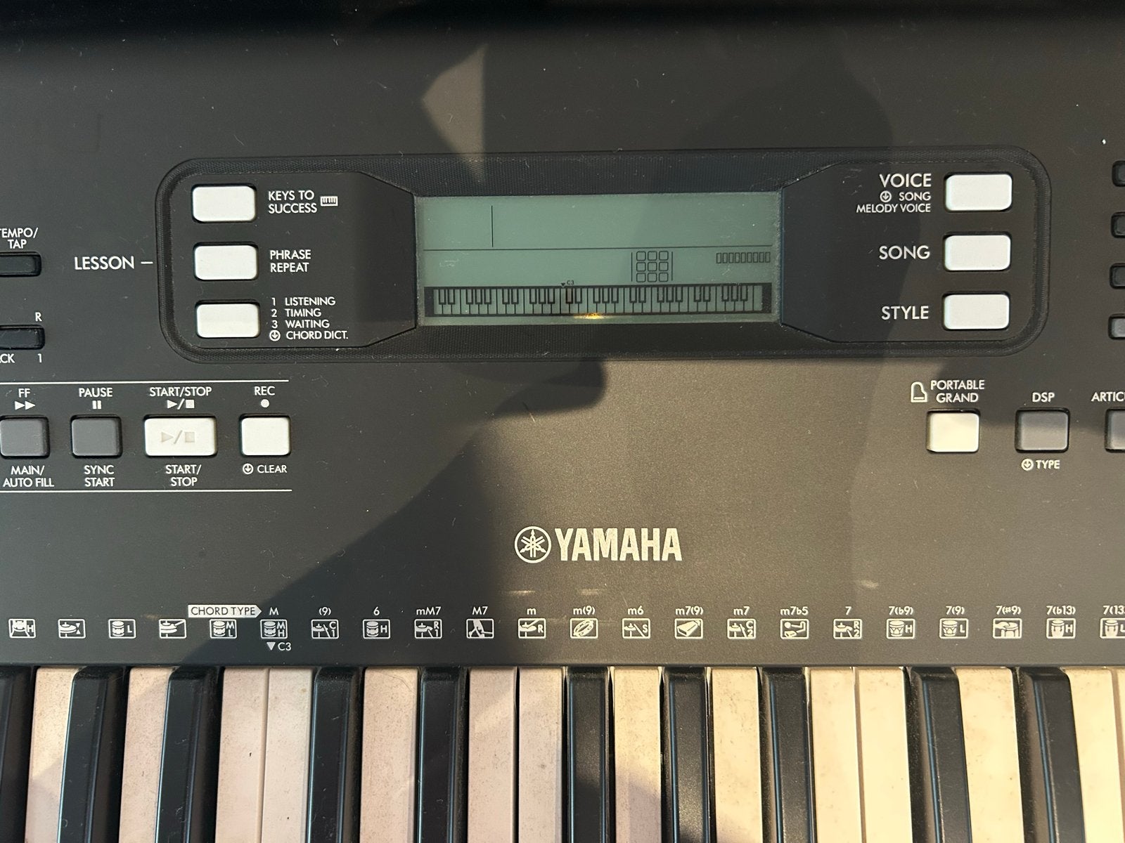 Yamaha PSR-E273 Keyboard met standaard, Muziek en Instrumenten, Keyboards, Ophalen, 61 toetsen, Yamaha, Zo goed als nieuw