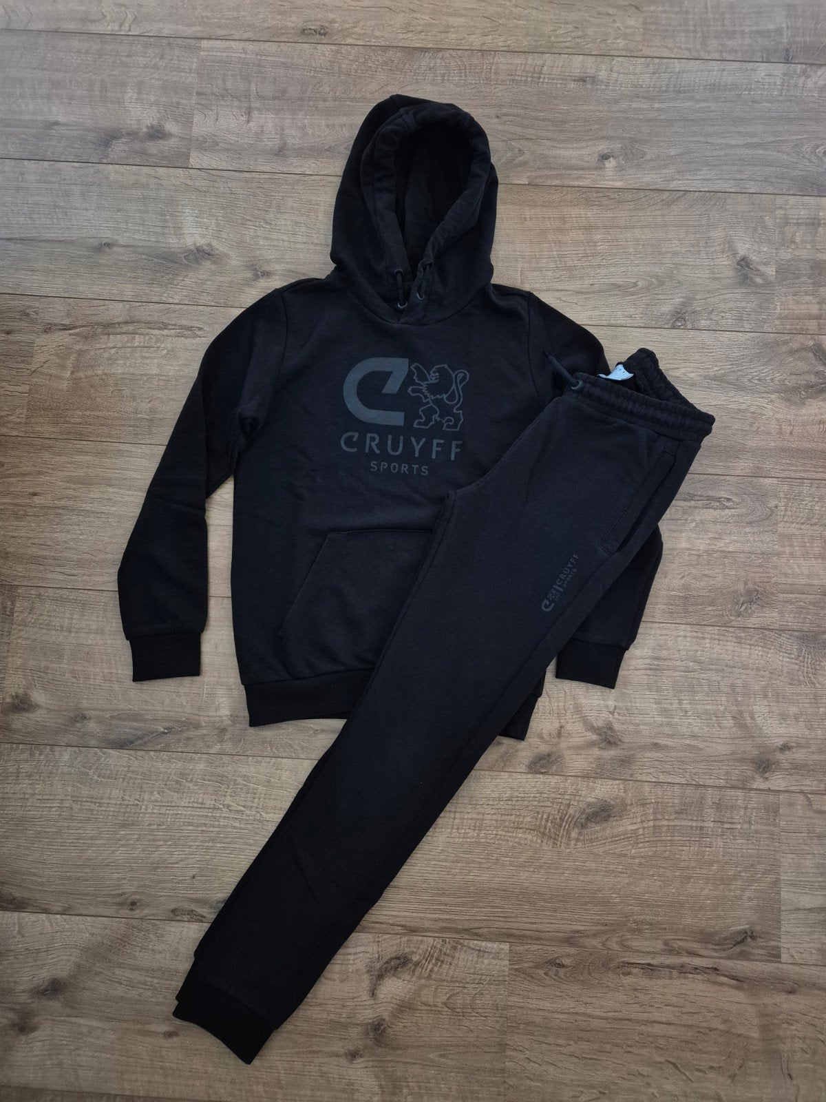 Cruyff Joggingpak Zwart - Hoodie & Jogger Maat 164, Jongen of Meisje, Ophalen of Verzenden, Zo goed als nieuw, Setje