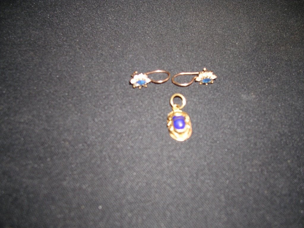 Een gouden 18 karaats hanger en 14 karaats oorbellen ., Ophalen of Verzenden, Zilver, Ring, Met edelsteen