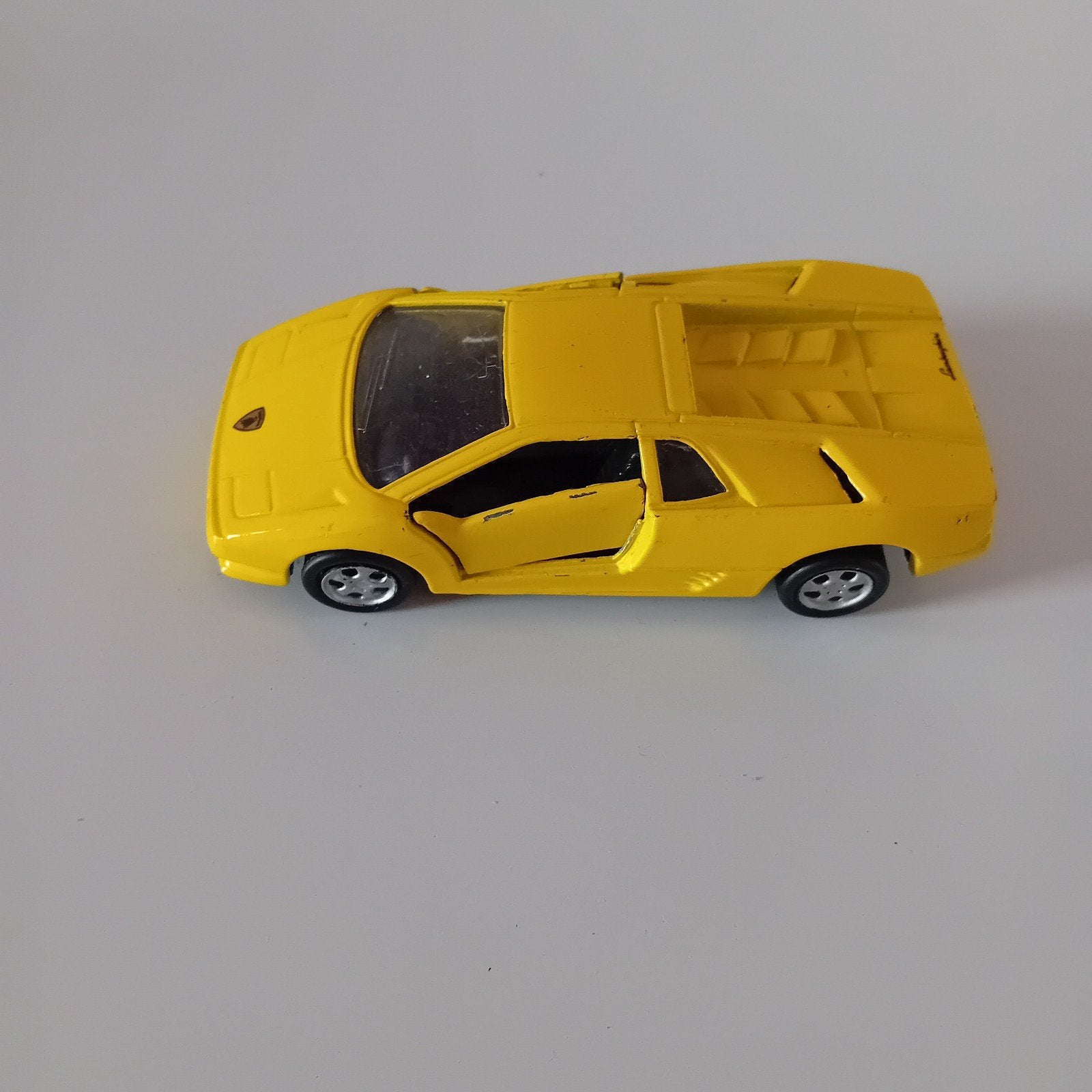 Gele Lamborghini Diablo Speelgoedauto met Openende Deuren, Hobby en Vrije tijd, Modelauto's | 1:32, Verzenden, Gebruikt