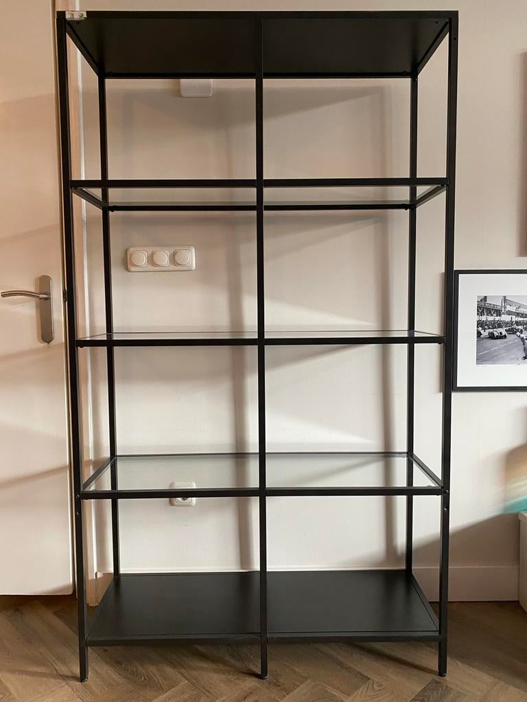 IKEA VITTSJÖ stellingkast (zwart metaal en glas), Huis en Inrichting, Ophalen, Zo goed als nieuw
