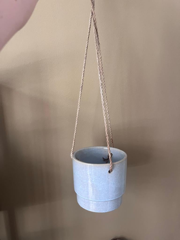 Hangende bloempot van aardewerk met touw, Rond, Binnen, Ophalen of Verzenden, Zo goed als nieuw