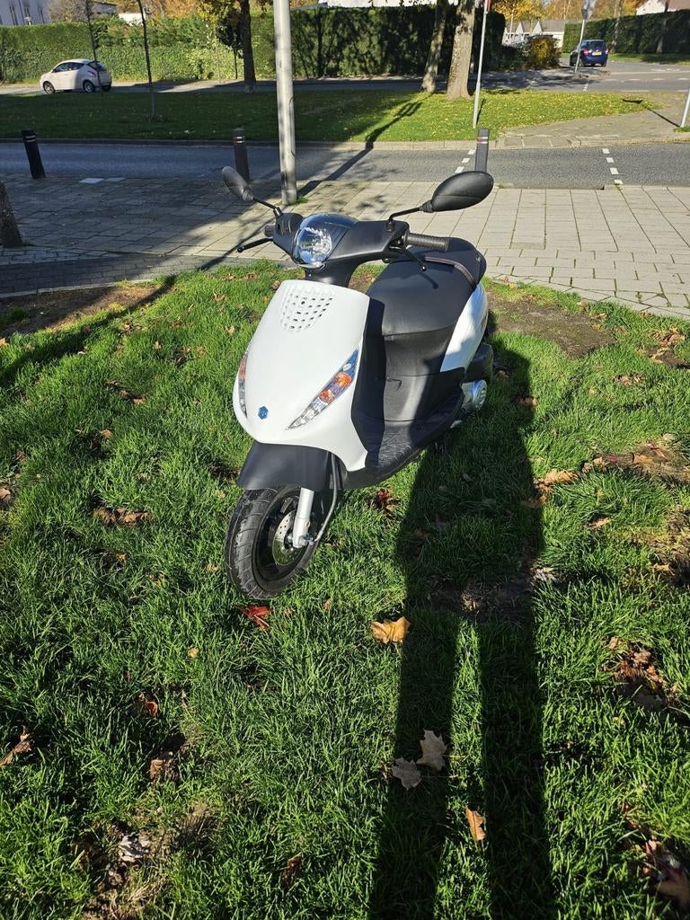 Zip zeer lage km stand (snor), Ophalen, Zo goed als nieuw, Benzine, Zip
