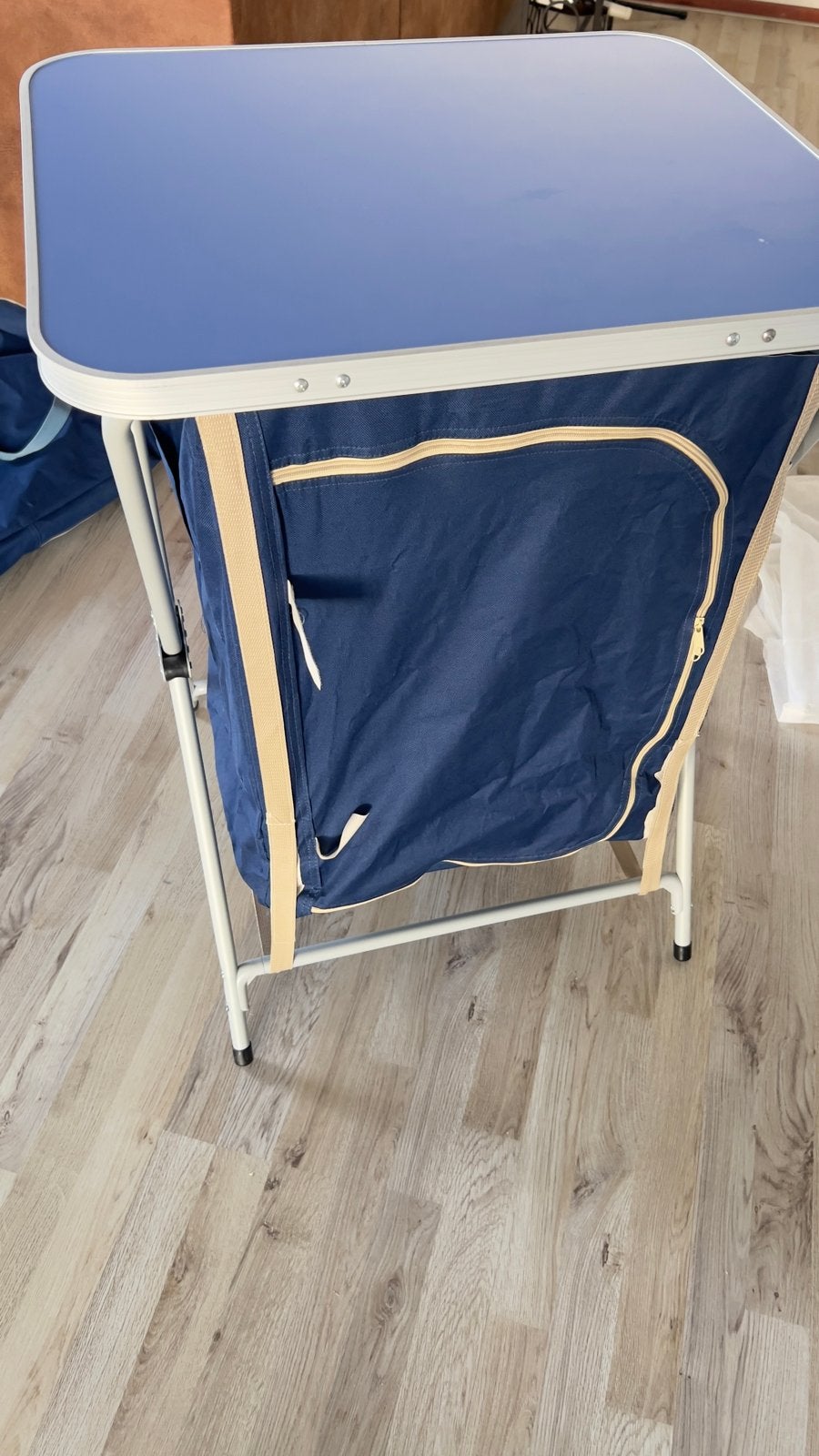 Campingkast met tafelblad - Opvouwbaar en draagbaar, Caravans en Kamperen, Kampeeraccessoires, Ophalen, Zo goed als nieuw