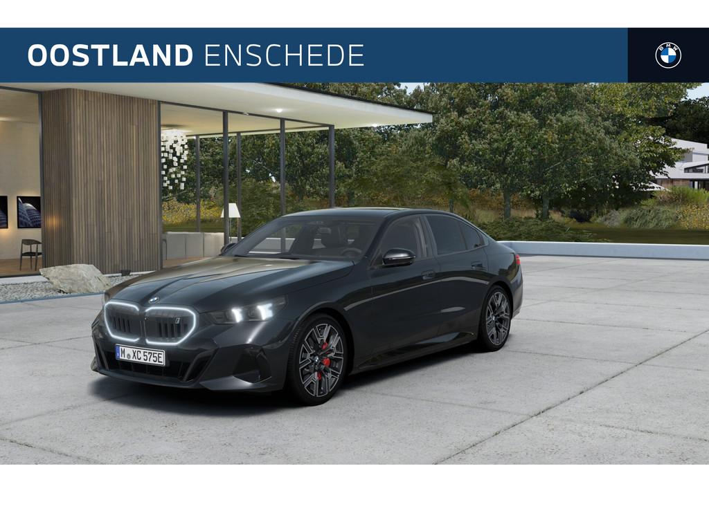 BMW i5 eDrive40 M Sport / Panoramadak / Trekhaak / Parking A