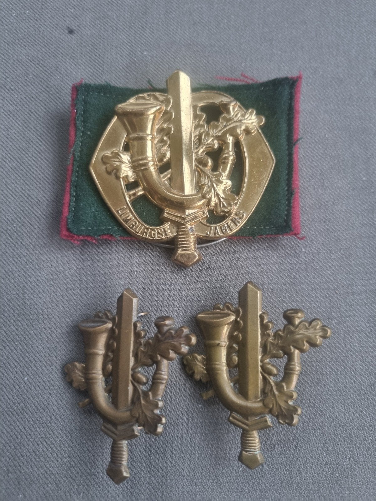 Baret en schouderemblemen Limburgse Jagers (oogjes), Ophalen of Verzenden, Landmacht, Nederland, Embleem of Badge