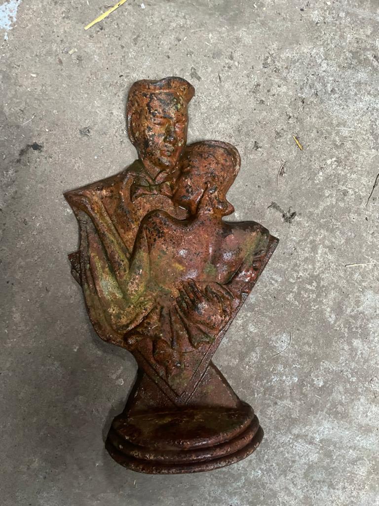 Vintage gietijzeren sculptuur van een liefdespaar, Ophalen, Groep mensen, Gepatineerd, 20 - 50 cm
