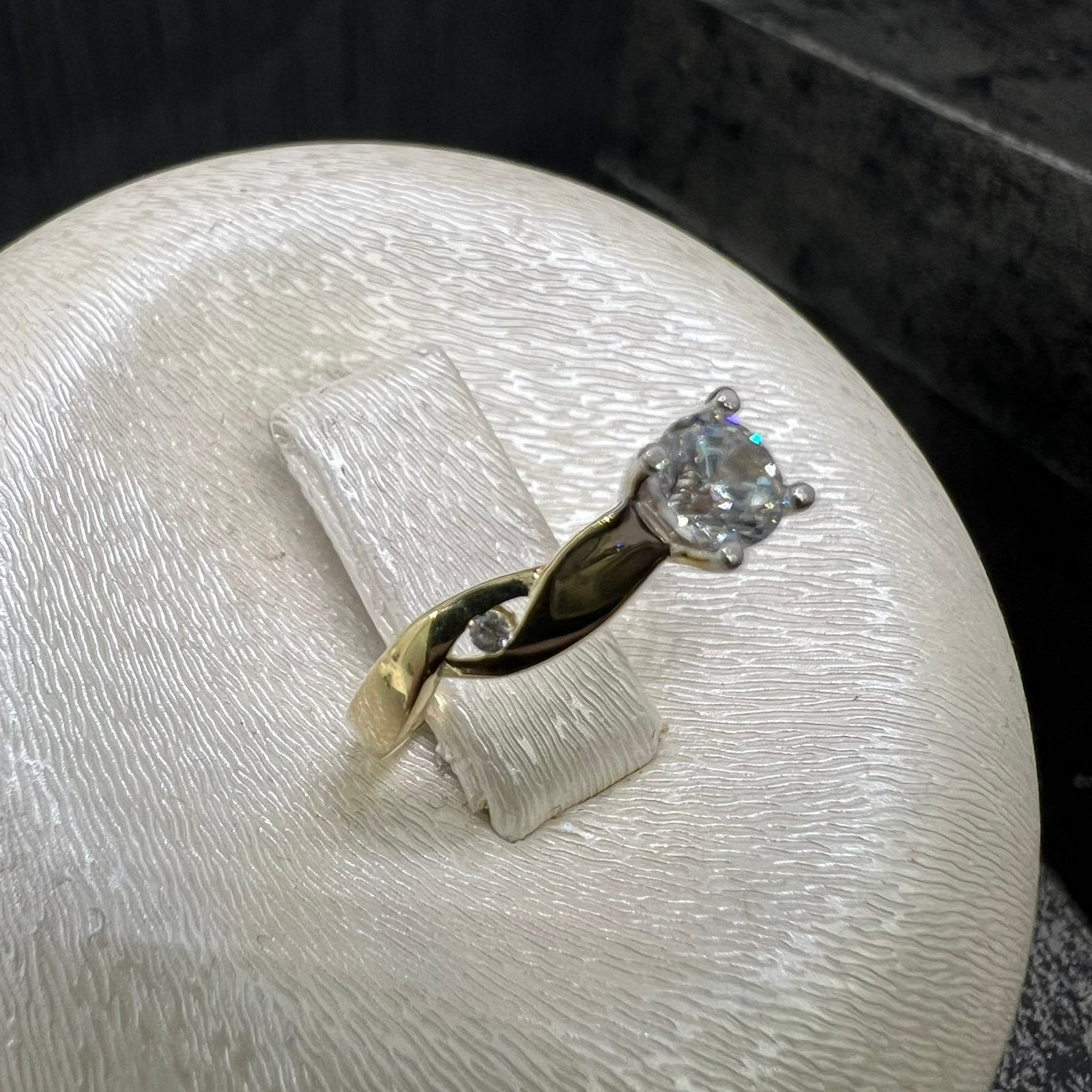 14 karaat gouden ring solitaire, Ophalen of Verzenden, Zo goed als nieuw, Goud, Dame