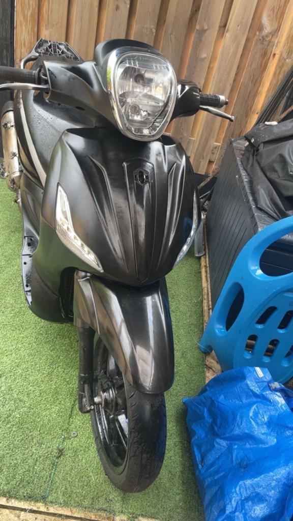 Beverly 350 opknapper, Fietsen en Brommers, Scooters | Piaggio, Ophalen, Zo goed als nieuw, Benzine, Overige modellen