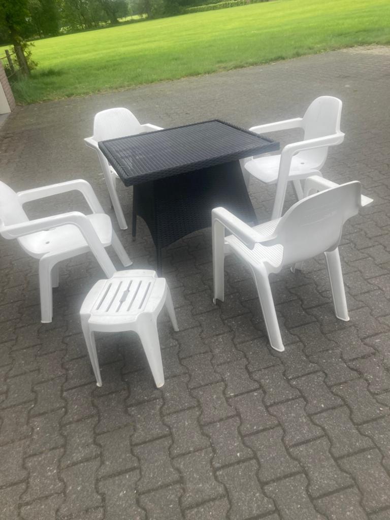 Stoel en tafel, 4 zitplaatsen, Kunststof, Gebruikt, Bijzettafel